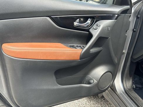 Used 2018 Nissan Rogue SL w/ Premium Package FWD image 17