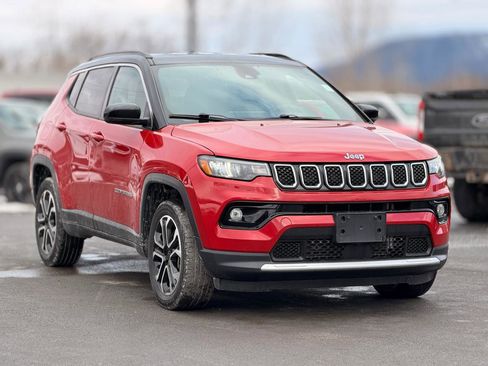 Used 2023 Jeep Compass Limited image 3