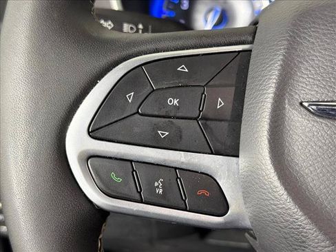 Used 2025 Chrysler Pacifica Select FWD image 23