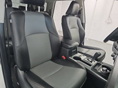 Used 2018 Toyota 4Runner SR5 Premium image 10