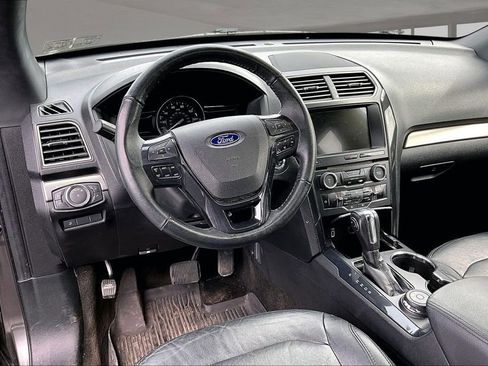 Used 2018 Ford Explorer XLT w/ Equipment Group 202A AWD/4WD image 15