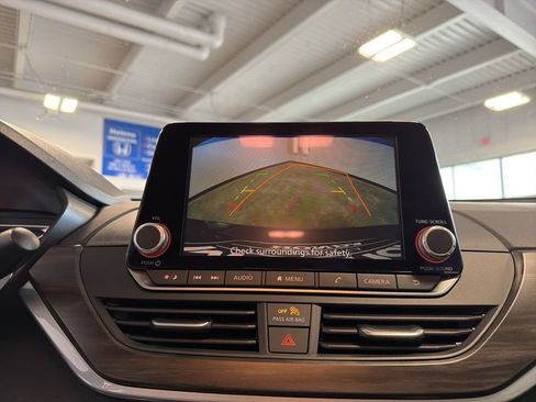 Used 2025 Nissan Altima 2.5 SV FWD image 14