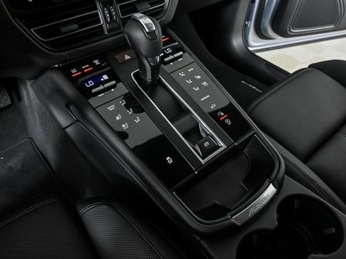 New 2026 Porsche Macan image 17