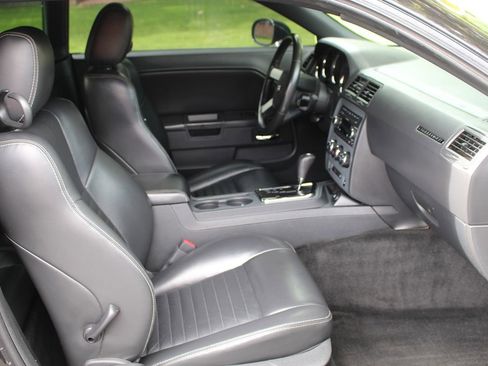 Used 2010 Dodge Challenger SE image 11