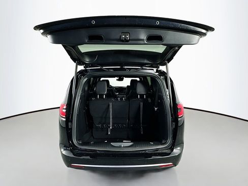 New 2027 Chrysler Pacifica Select FWD image 16