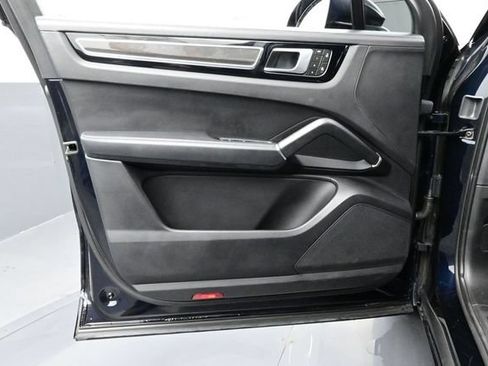 Certified 2023 Porsche Cayenne GTS AWD/4WD image 7