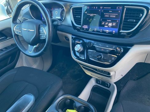 Used 2021 Chrysler Pacifica Touring w/ Cold Weather Group image 9