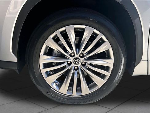 Used 2023 Toyota Highlander Platinum FWD image 11