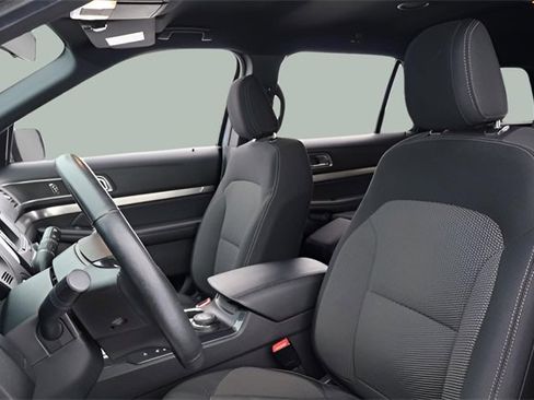 Used 2018 Ford Explorer XLT image 11