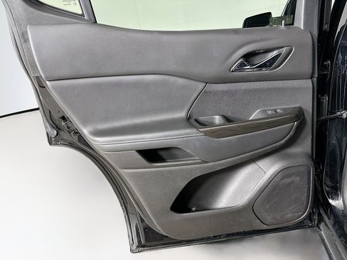 Used 2023 GMC Acadia SLT image 26