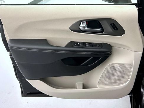Certified 2023 Chrysler Pacifica Touring-L FWD image 9