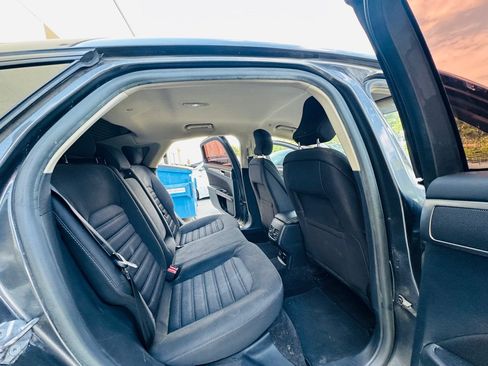 Used 2017 Ford Fusion SE FWD image 18
