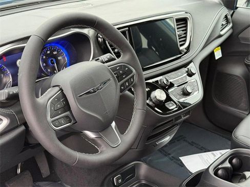 New 2026 Chrysler Pacifica Select image 21