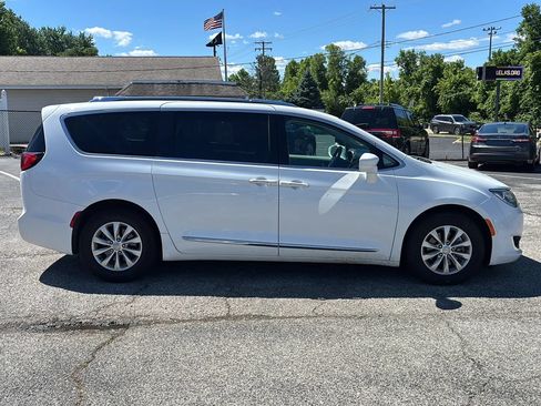 Used 2019 Chrysler Pacifica Touring-L FWD image 6