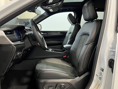 New 2025 Jeep Grand Cherokee Altitude image 14