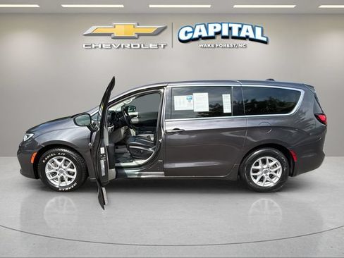 Used 2023 Chrysler Pacifica Touring-L FWD image 9