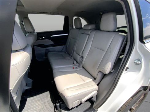 Used 2016 Toyota Highlander XLE FWD image 21