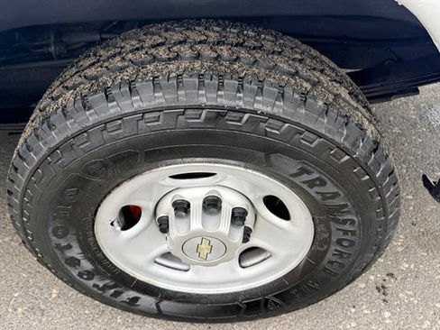 Used 2011 Chevrolet Express 2500 image 36