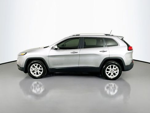 Used 2018 Jeep Cherokee Latitude Plus w/ Comfort/Convenience Group image 6