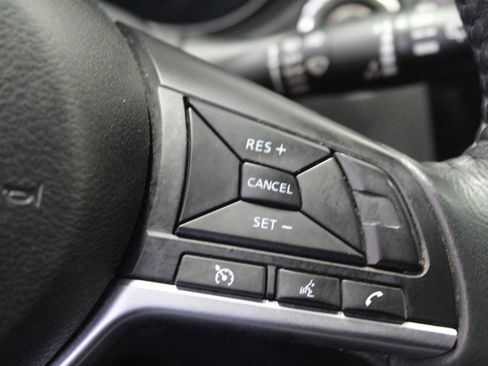 Used 2018 Nissan Rogue SV image 10