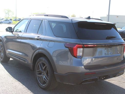 Used 2025 Ford Explorer ST-Line w/ ST-Line Street Pack image 4