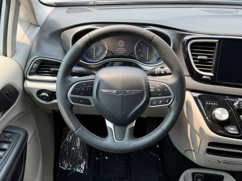 Used 2024 Chrysler Pacifica Touring-L FWD image 14