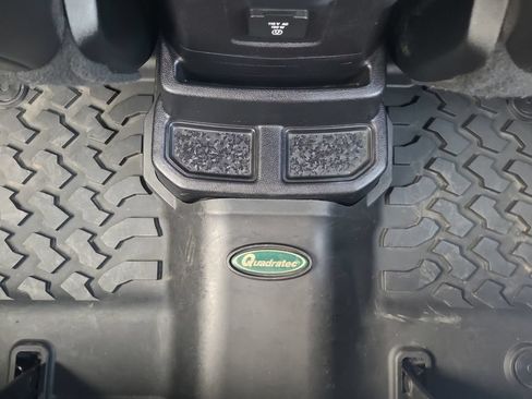 Used 2018 Jeep Wrangler Unlimited Sahara AWD/4WD image 30