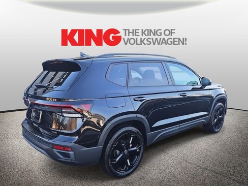 New 2026 Volkswagen Taos SE image 3