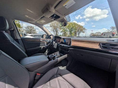 Used 2025 Volkswagen Atlas SE image 31