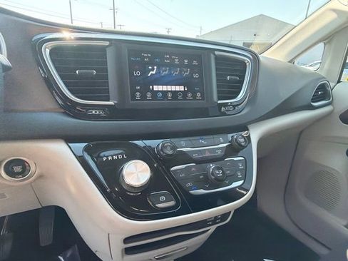 Used 2018 Chrysler Pacifica Touring Plus w/ Tire & Wheel Group FWD image 20