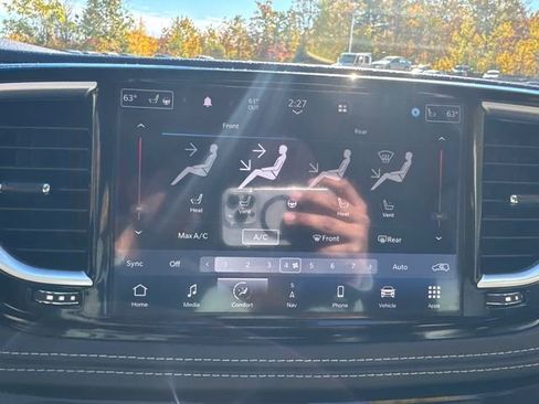 Used 2023 Chrysler Pacifica Limited image 36