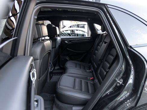 Certified 2026 Porsche Macan AWD/4WD image 44