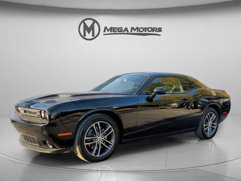 Used 2019 Dodge Challenger SXT image 2