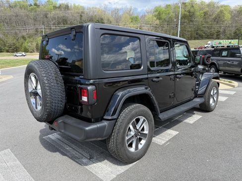 Used 2022 Jeep Wrangler Unlimited Sahara w/ Cold Weather Group AWD/4WD image 5