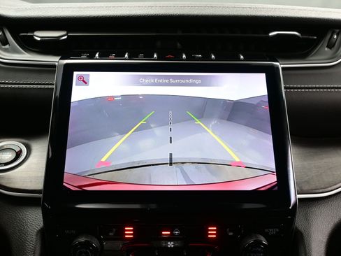 Used 2023 Jeep Grand Cherokee Limited image 19