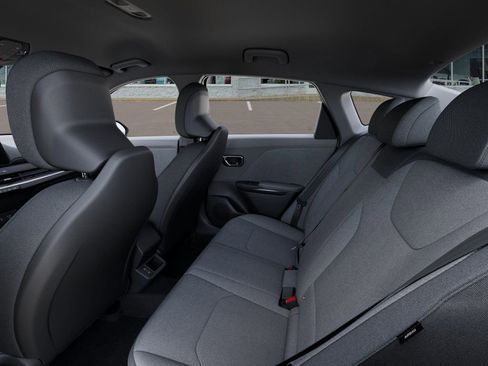 New 2025 Kia K4 LXS image 18