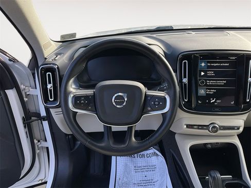 Used 2021 Volvo XC40 T5 Momentum image 12