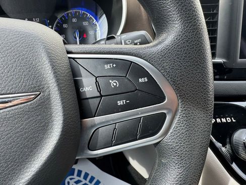 Used 2018 Chrysler Pacifica Touring Plus w/ Tire & Wheel Group FWD image 18