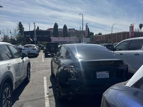 Used 2021 Tesla Model Y Long Range image 3