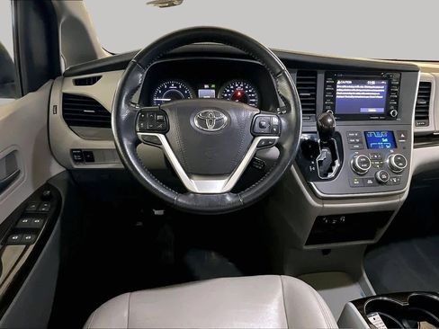 Used 2020 Toyota Sienna XLE FWD image 5