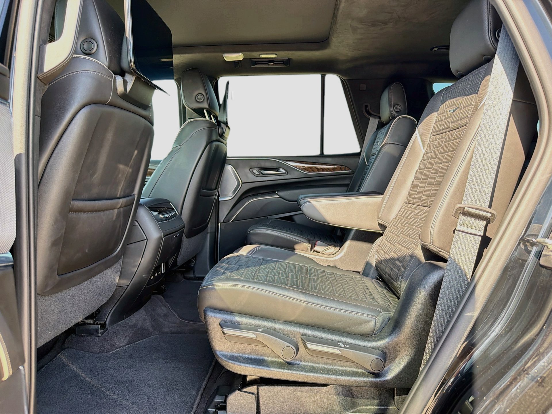 Used 2023 Cadillac Escalade Sport Platinum w/ Heavy-Duty Trailer Package AWD/4WD image 28
