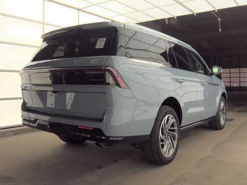 Used 2025 Lincoln Navigator Reserve AWD/4WD image 9
