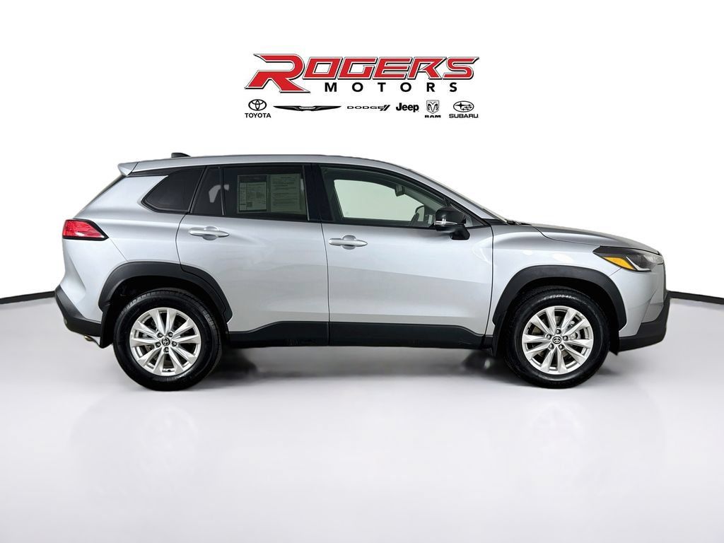 Used 2025 Toyota Corolla Cross LE AWD/4WD image 14