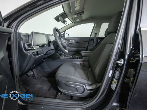 Used 2025 Kia Sportage LX FWD image 11
