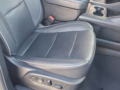 Used 2023 Chevrolet Suburban Premier image 19