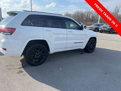 Used 2017 Jeep Grand Cherokee Altitude image 2