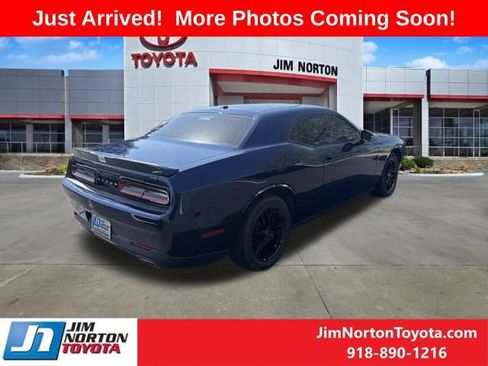 Used 2015 Dodge Challenger SXT RWD image 6