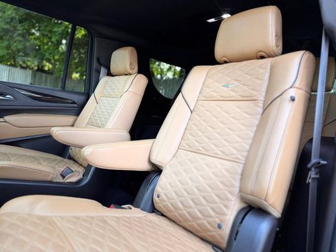 Used 2024 Cadillac Escalade ESV Premium Luxury AWD/4WD image 22