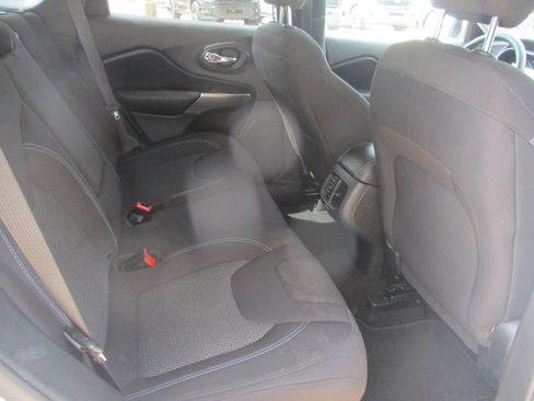 Used 2019 Jeep Cherokee Latitude w/ Popular Appearance Group FWD image 9