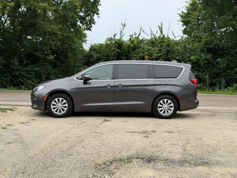 Used 2017 Chrysler Pacifica Touring w/ Tire & Wheel Group FWD image 5
